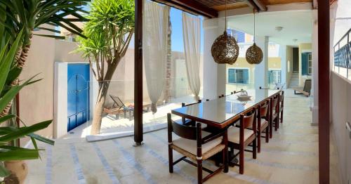 Televisyen dan/atau pusat hiburan di Villa Kallergi Athena 12 guests with Concert Piano & Pool