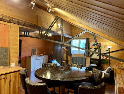 une salle à manger avec une table et des chaises dans l'établissement Appartement cosy, aux Estables