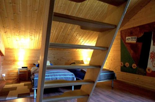 - une chambre avec des lits superposés dans une cabane en bois dans l'établissement Appartement cosy, aux Estables