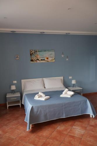 a bedroom with a bed with two towels on it at Verdemare in Macari