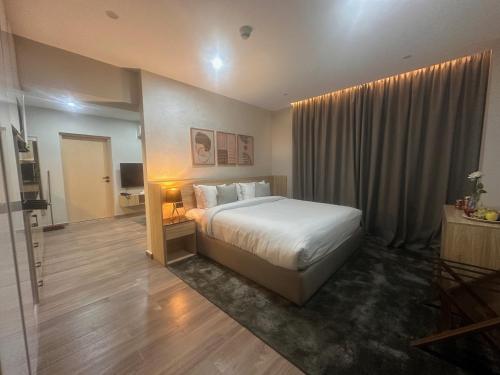 a hotel room with a bed in a room at Lacasa Residence in Cairo