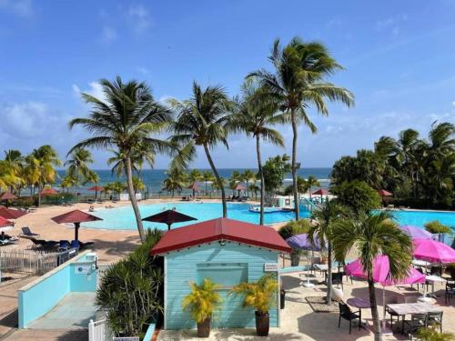 Bazén v ubytování TROPIC Appartements PREMIUM village vacances vue mer Guadeloupe St Anne nebo v jeho okolí