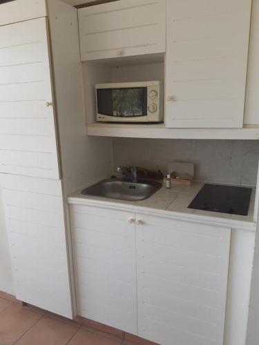 Kuchyň nebo kuchyňský kout v ubytování TROPIC Appartements PREMIUM village vacances vue mer Guadeloupe St Anne