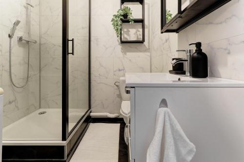 une salle de bain avec une douche, des toilettes et un lavabo dans l'établissement Le Bubbly - Appartement lumineux de 50m², à Épernay