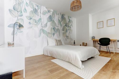 une chambre avec un lit avec un couvre-lit blanc dans l'établissement Le Bubbly - Appartement lumineux de 50m², à Épernay