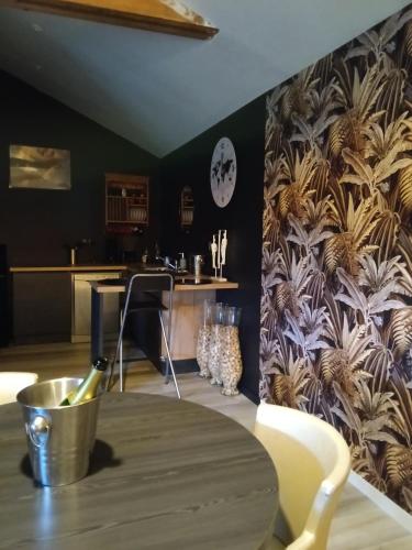 Saint-PoisにあるLove Spa Normandieのダイニングルーム(テーブル付)