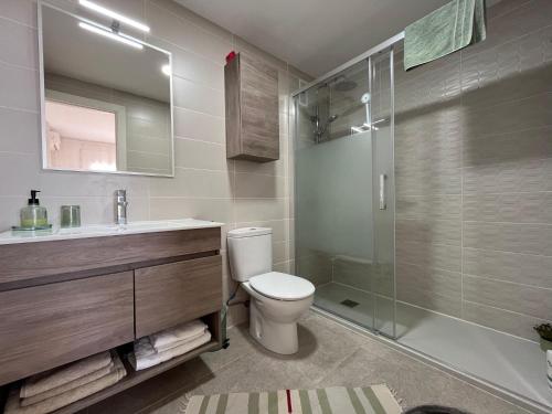 ein Badezimmer mit Toilette und Glasdusche in der Unterkunft Panorama Azul Apartment in El Puig