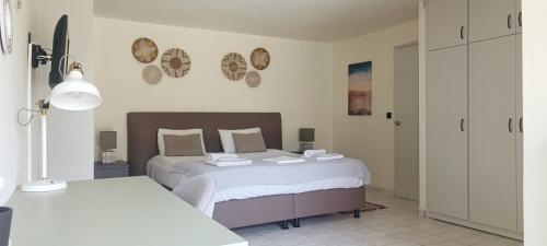 Кровать или кровати в номере Kalamata Garden Suite