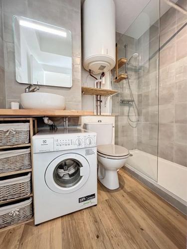 une salle de bain avec machine à laver et toilettes dans l'établissement Studio meublé Frejus Lagon Bleu, à Fréjus