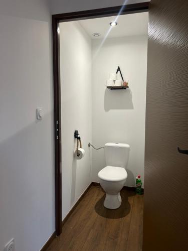 a bathroom with a white toilet in a room at Maison de ville neuve et moderne in Saint-Dizier