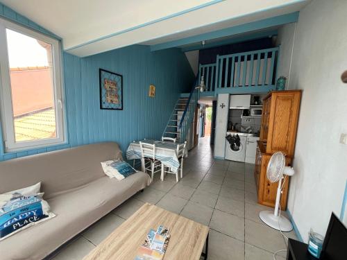 un salon avec un canapé et une table dans l'établissement Location saisonnière Appartement 2 chambres à Palavas les flots, à Palavas-les-Flots