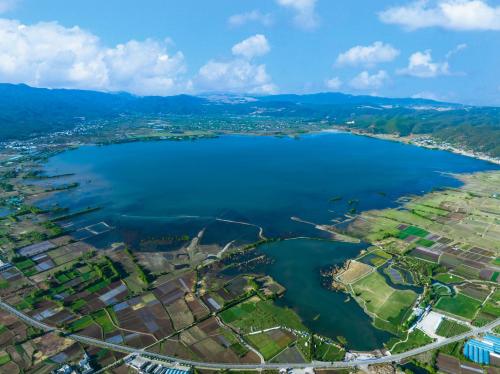 una vista aérea de un gran cuerpo de agua en 阿乡哥田野归墅民宿馆, en Lijiang