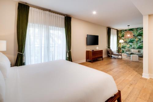 The Savoy Hotel & Beach Clubにあるベッド