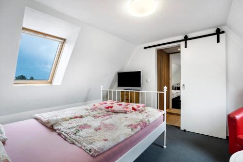 a bedroom with a bed and a window at Wünsch Dir was in Großweitzschen
