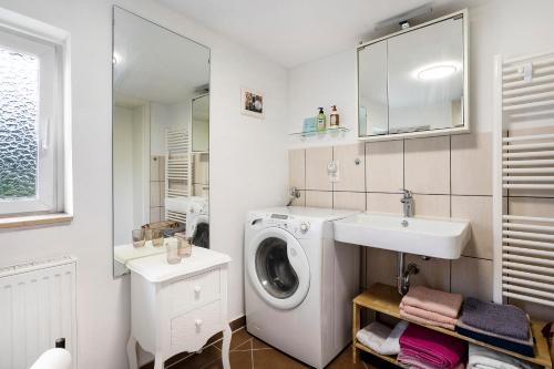 a bathroom with a washing machine and a sink at Wünsch Dir was in Großweitzschen