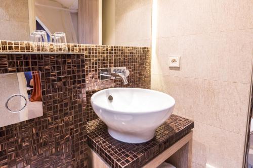 Hôtel de Lille - Saint-Germain des Prèsにあるバスルーム