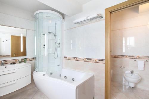 Ένα μπάνιο στο Hotel Grohmann
