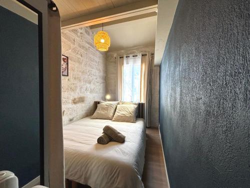a small bedroom with a bed in a room at Joli appartement voûté dans le centre ville in Avignon