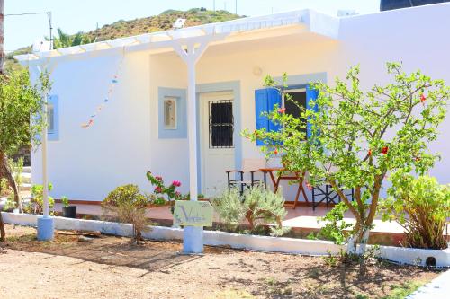 a small white house with a blue door at Verde in Lipsoi