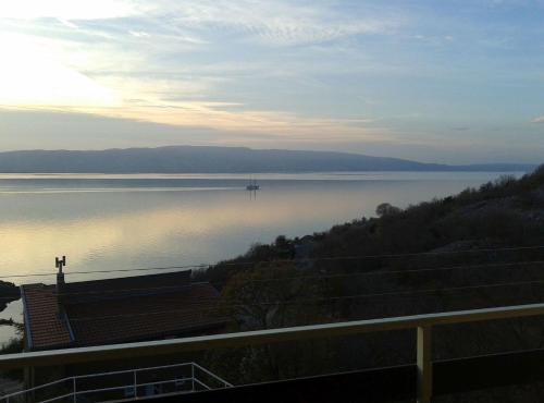 une vue sur une grande étendue d'eau dans l'établissement Apartments Luka & Leona, à Senj