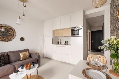 un salon avec un canapé et une table dans l'établissement Ty Peskaiden 1 - à Cancale vue mer, à Cancale