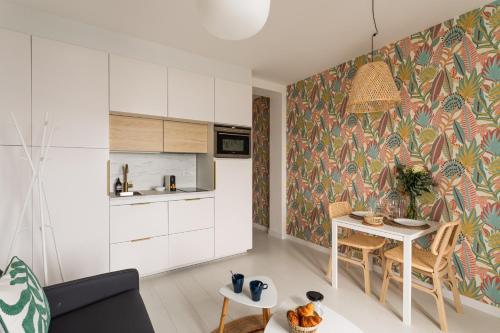 Il comprend une cuisine et un salon avec une table. dans l'établissement Ty Peskaiden 0 - Appartement vue mer, à Cancale