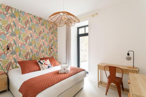 - une chambre avec un lit et un mur coloré dans l'établissement Ty Peskaiden 0 - Appartement vue mer, à Cancale