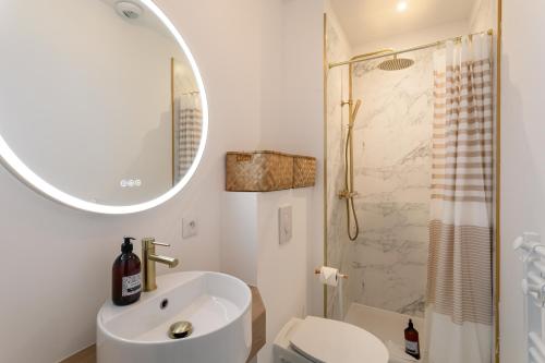 une salle de bain avec un lavabo, des toilettes et une douche dans l'établissement Ty Peskaiden 0 - Appartement vue mer, à Cancale