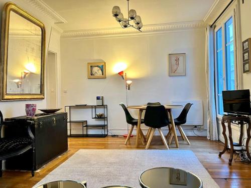 un salon avec une table et des chaises dans l'établissement Beau 2P au pied de Montmartre, à Paris