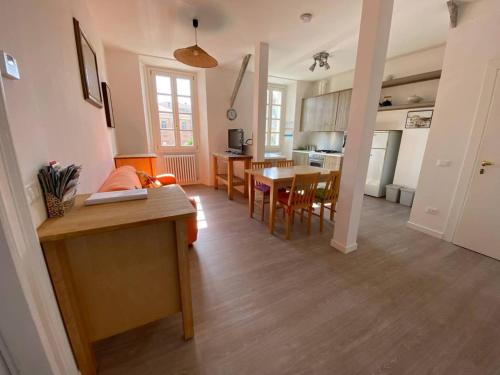 Kuchyň nebo kuchyňský kout v ubytování FIREFLY BAY FLAT - cozy apartment a few steps from Lake Maggiore