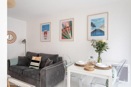 un salon avec un canapé et une table dans l'établissement Ty Peskaiden 3 - Appt proche de la plage, à Cancale