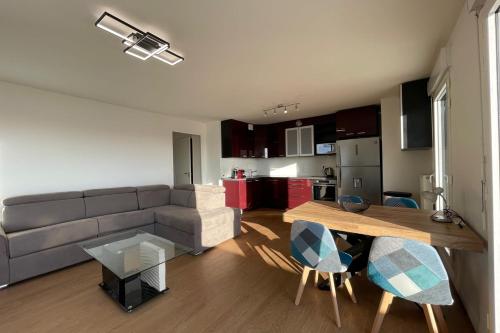 un salon avec un canapé et une table dans l'établissement Spacious flat with terrace, à Saint-Denis