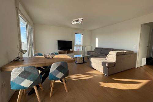 un salon avec une table et un canapé dans l'établissement Spacious flat with terrace, à Saint-Denis