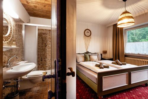 Koupelna v ubytování PineTree Lodge Mayrhofen