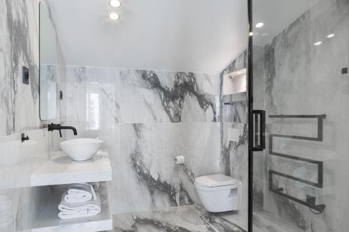 une salle de bain avec une douche, des toilettes et un lavabo dans l'établissement Pick A Flat's Apartment in Le Marais - Rue Filles du Calvaire, à Paris
