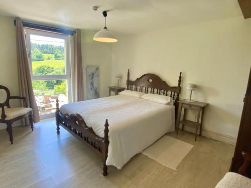 ein Schlafzimmer mit großem Bett und Fenster in der Unterkunft Olas y flores silvestres 1 in Castiello de Abajo