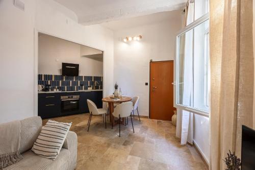 un salon avec un canapé et une table dans l'établissement La Suite Provençale, à Aix-en-Provence