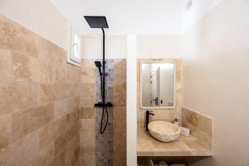 une salle de bain avec un lavabo et une douche dans l'établissement La Suite Provençale, à Aix-en-Provence