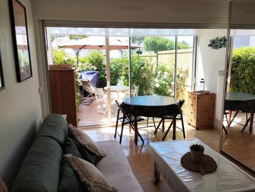 ein Wohnzimmer mit Sofa und Tisch in der Unterkunft Appartement avec terrasse in Quiberon