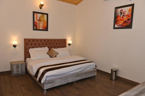 Postel nebo postele na pokoji v ubytování Prashanti Farms & Resort