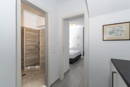 Koupelna v ubytování Stratos by mRoom Apartments