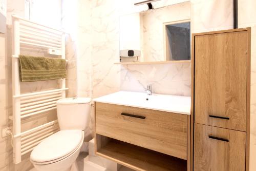 une salle de bain avec toilettes et lavabo dans l'établissement Le Moulinet - Appt dans le 13e Arr de Paris, à Paris