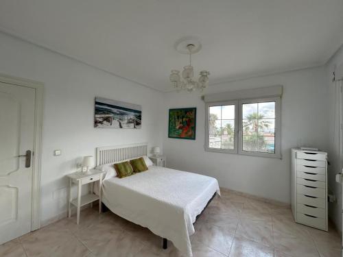 Villa con Piscina Privada en Torrevieja