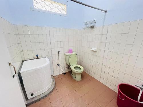 un bagno con wc e vasca da bagno di Sewa Villa Puncak Gendis a Cipanas