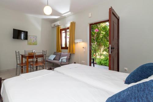 Postel nebo postele na pokoji v ubytování Stratos by mRoom Apartments