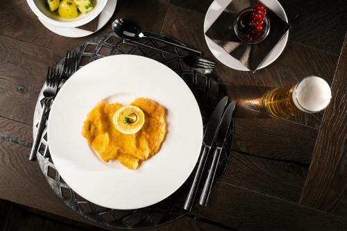 Makanan di atau berdekatan hotel