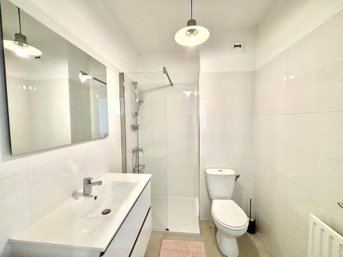 une salle de bain blanche avec des toilettes et un lavabo dans l'établissement Appartement studio Hélios Ajaccio sanguinaires, à Ajaccio