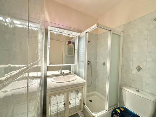 une salle de bain avec un lavabo, une douche et des toilettes dans l'établissement Appartement 2 pièces Le Versailles Ajaccio Sanguinaires, à Ajaccio