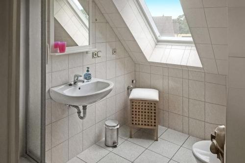 ウッカーミュンデにあるHaffblick in Ueckermündeの洗面台とトイレ付きのバスルーム