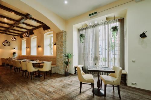a restaurant with tables and chairs and a large window at Hotel Westbahn in Vienna